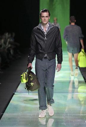 Louis Vuitton تكشف عن مجموعة ربيع صيف 2013 في دبي